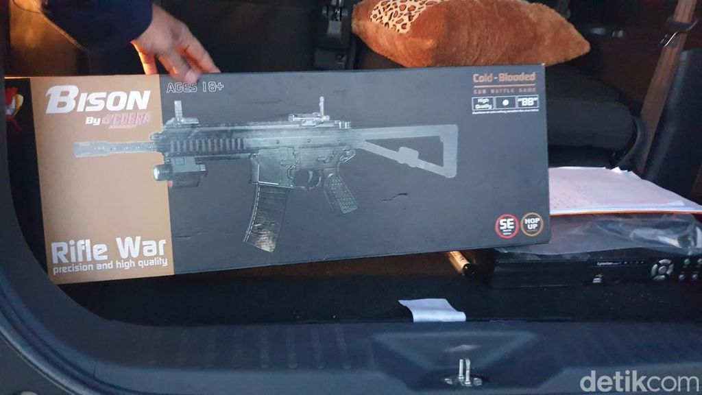 Penampakan kotak airsoft gun saat polisi geledah rumah AKBP Achiruddin, Jalan Karya, Kota Medan. (Foto: Goklas Wisely).